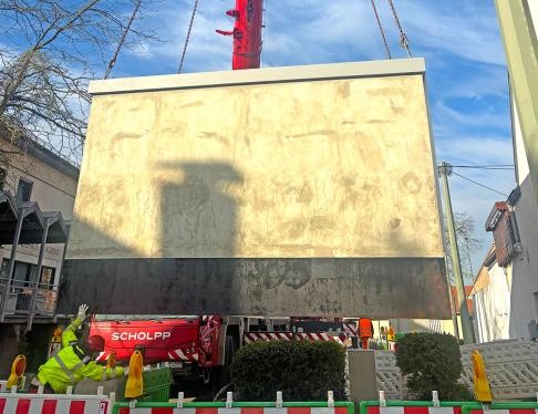 Schaltstation wird von Kran in die Höhe gehoben