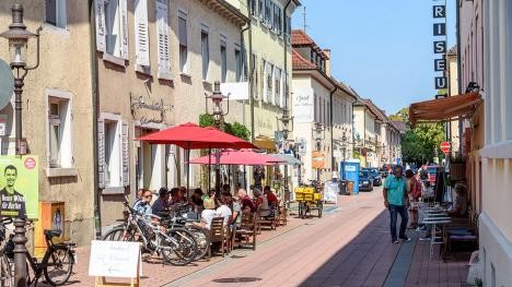 Menschen in Cafés in der Rastatter Innenstadt