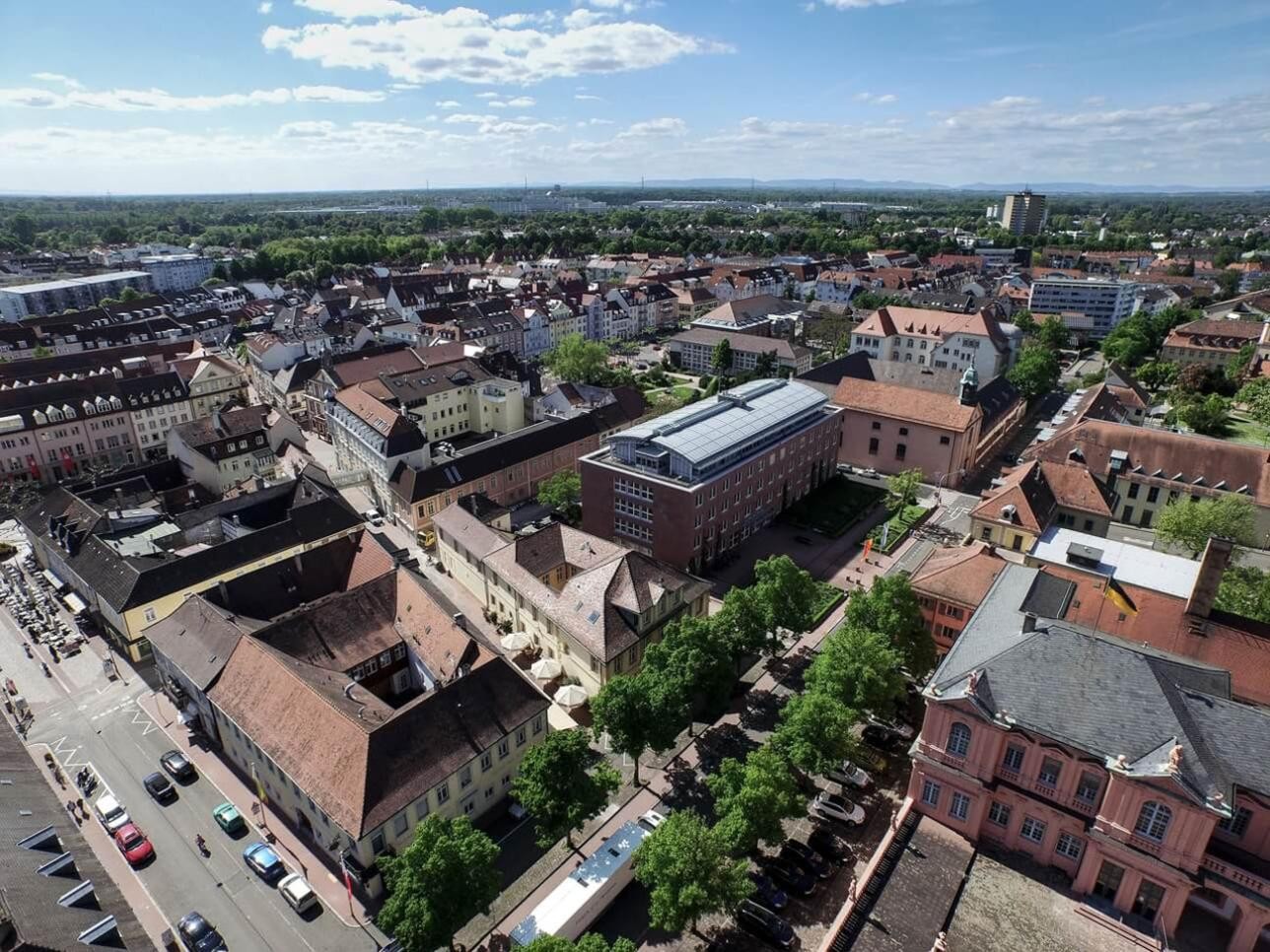 Rastatt vue d'en haut. Hôtel de ville Herrenstraße dans la direction de la tour.