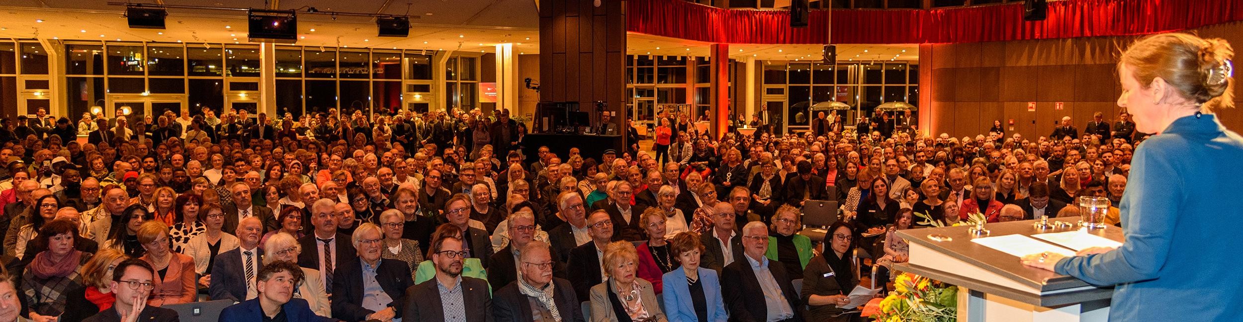 Publikum und Bühne mit OB Müller beim Neujahrsempfang in der Badner Halle
