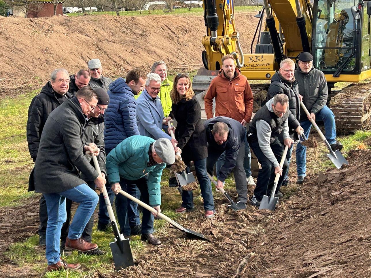 Mayor Monika Müller, Mayor Raphael Knoth and local councillor Thorsten Ackermann, together with city and local councillors at the ground-breaking ceremony in Rauental. 