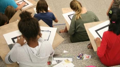Enfants en train de dessiner à la Städtische Galerie Fruchthalle de Rastatt.