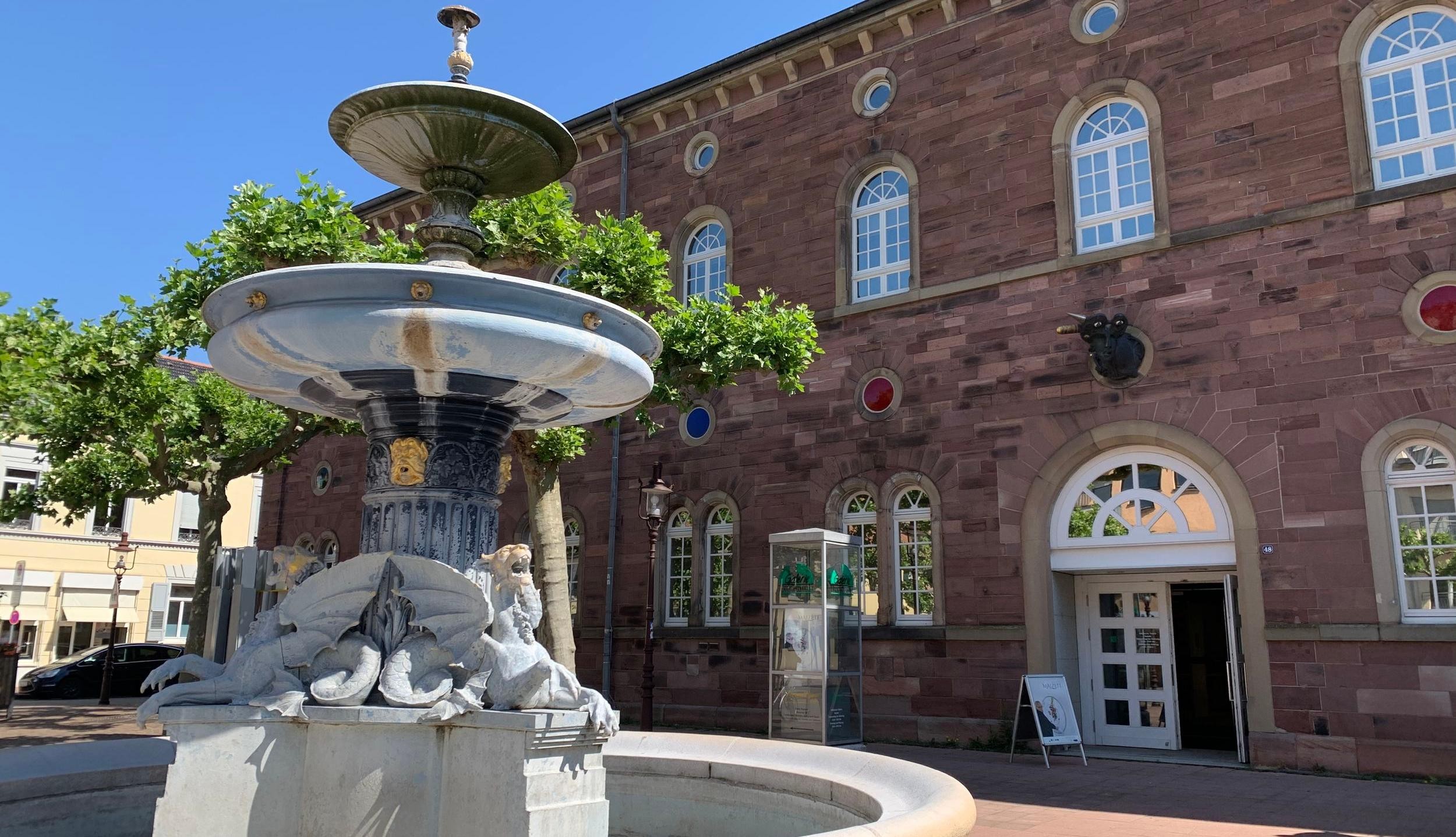 Eingang zur Galerie Fruchthalle in Rastatt, Außenansicht mit Pfeifferbrunnen.