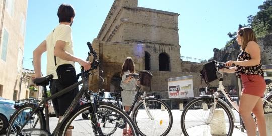 Radfahrerinnen bestaunen das antike Amphitheater, das im Sommer zum Opern-Schauplatz wird.