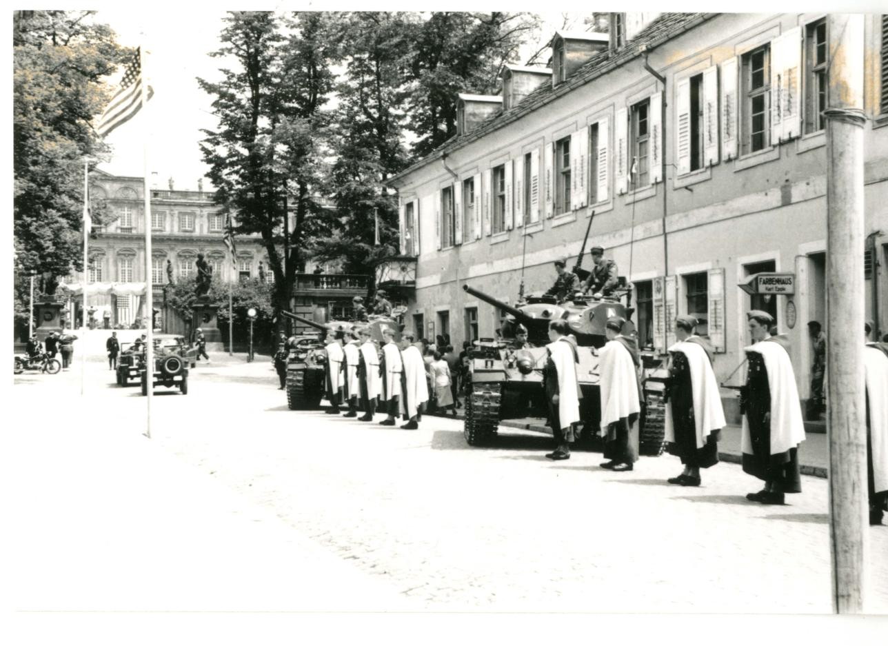 Défilé devant le château de Rastatt à l'occasion de la visite d'un général américain dans la garnison française