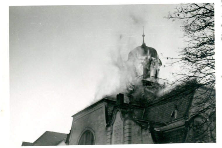 Ancienne image sur laquelle la tour de la synagogue brûle