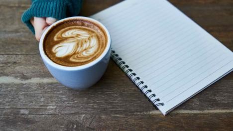 Tasse de café et bloc-notes sur un bureau