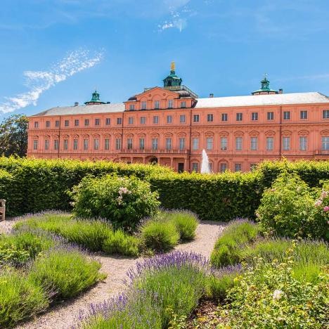 Gartenanlage mit Schloss Rastatt im Hintergrund