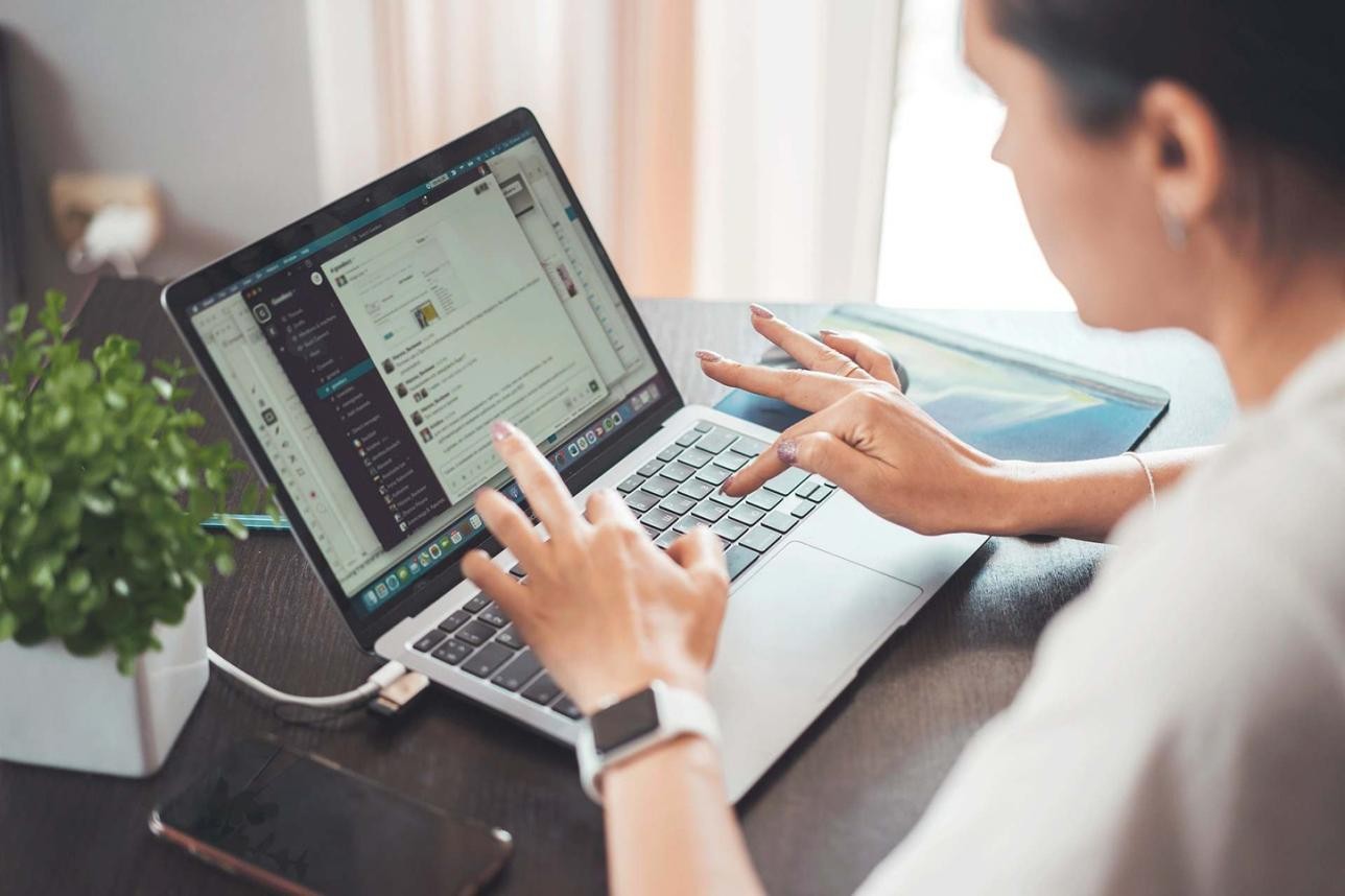 Foto: Oleksandr Pidvalnyi - Pixabay Eine Frau arbeitet an einem Laptop