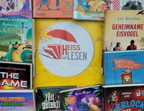 Bücher auf einem Tisch