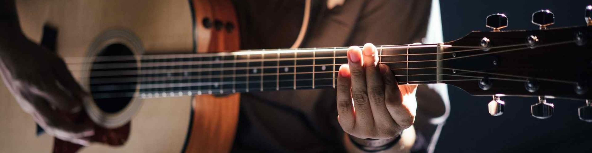 Foto: Pexels - Pixabay Eine Person spielt die Gitarre