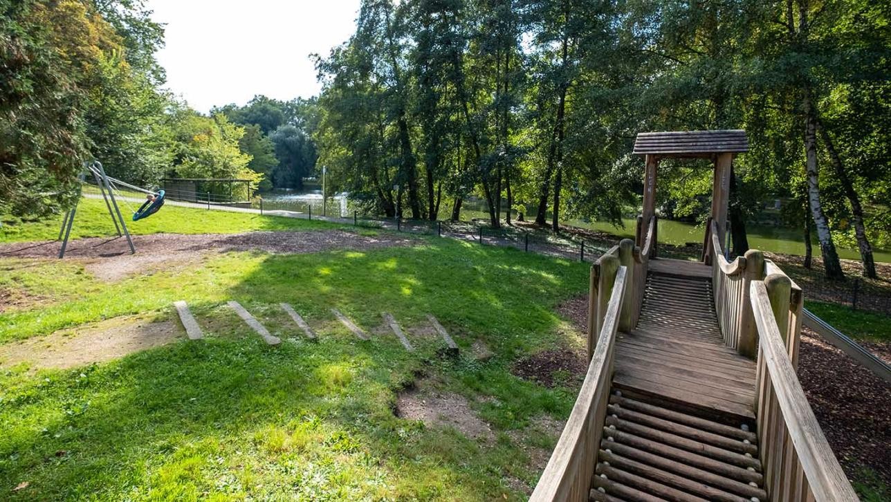 Aire de jeux Stadtparks avec le pont suspendu