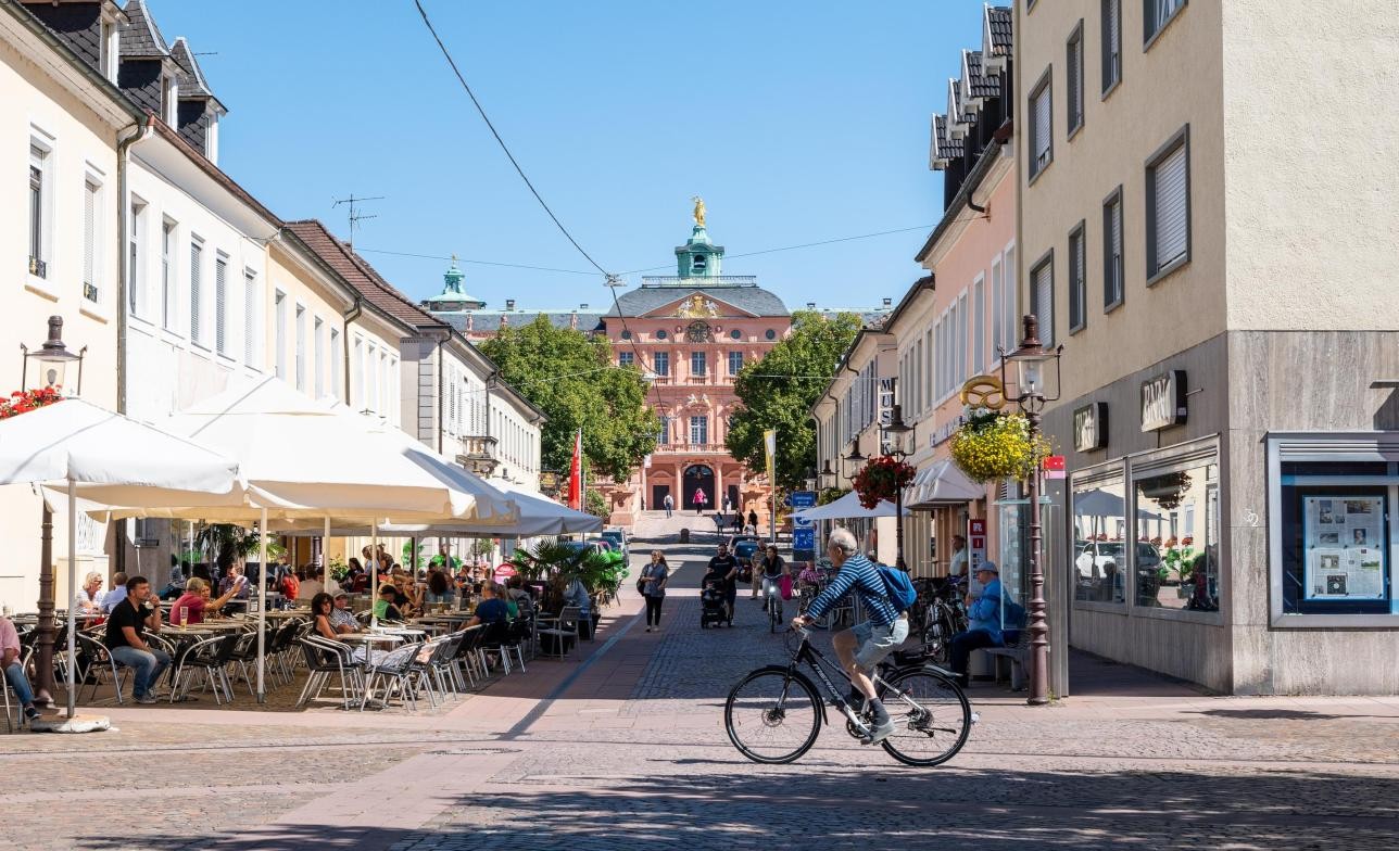 In den Bereichen "Südliche Innenstadt" und "Barocke Planstadt" wurden bereits verschiedene Sanierungsmaßnahmen umgesetzt. Foto: Joachim Gerstner 2019 Die Rastatter Schlossstraße mit Blick auf das Schloss