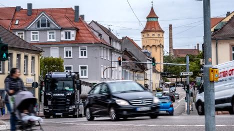 Kapellenstraße in Rastatt mit Autos und Fußgängerin