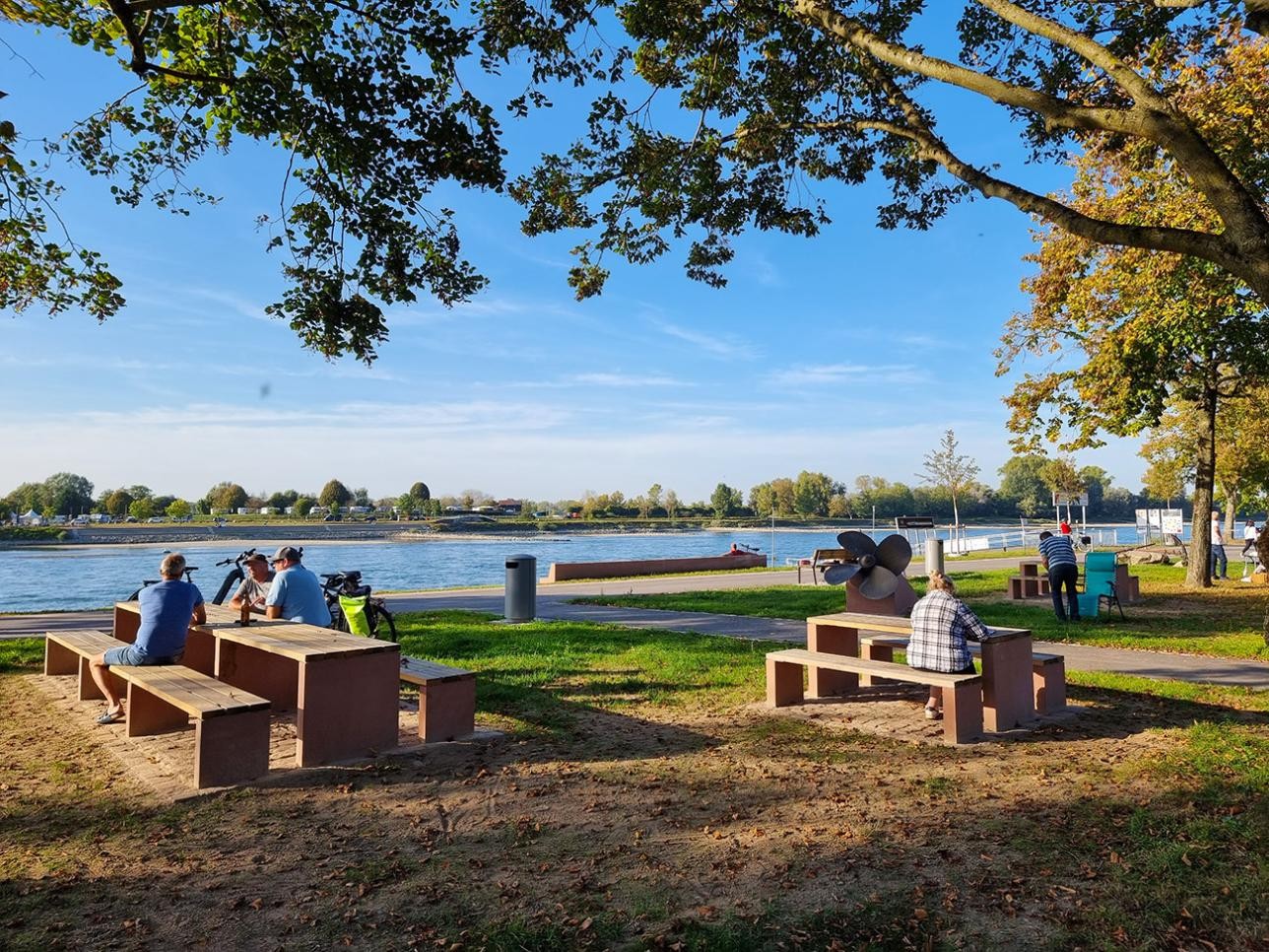 Bancs sur la promenade du Rhin à Plittersdorf