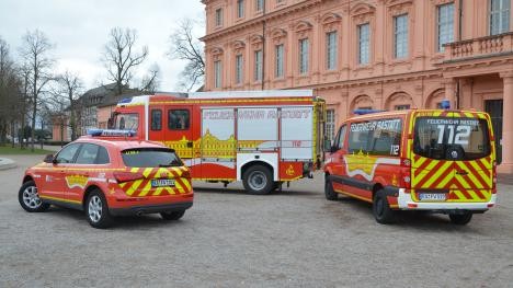 Feuerwehrautos vor dem Schloss Rastatt