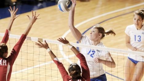 Damen-Volleyball: Spielerin schlägt Ball über das Netz