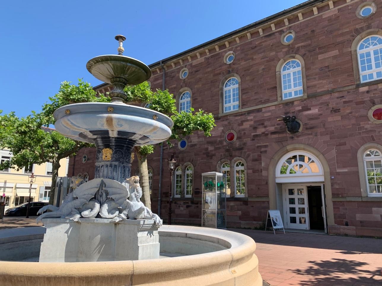 Pfeifferbrunnen and the Fruchthalle municipal gallery building