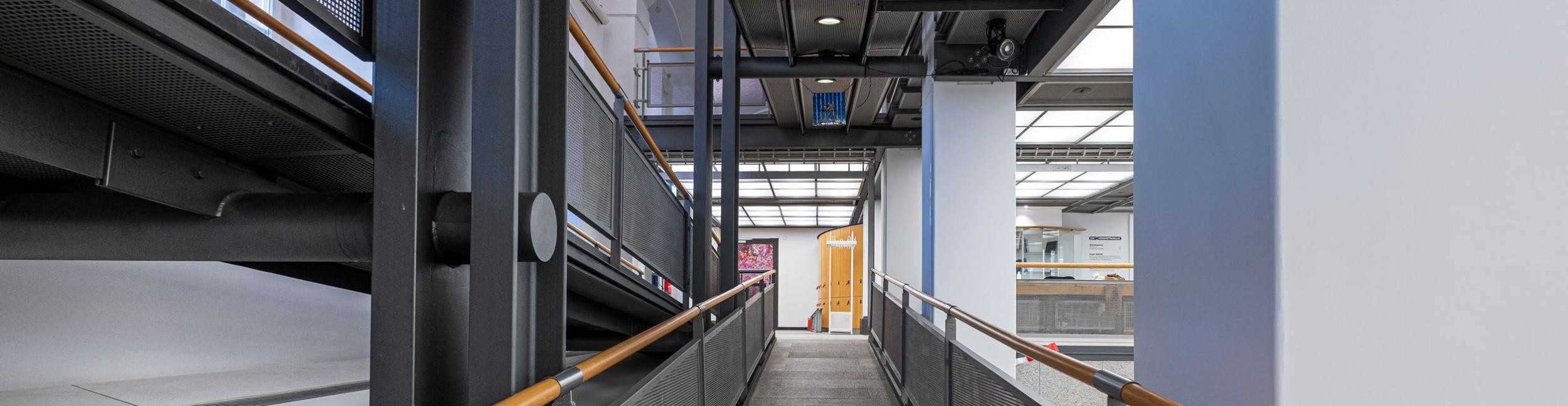 Eine Rampe führt in der Städtischen Galerie Fruchthalle Rastatt auf die nächste Ausstellungsebene, Foto: Oliver Hurst Blick in die Räume der Städtischen Galerie Fruchthalle Rastatt