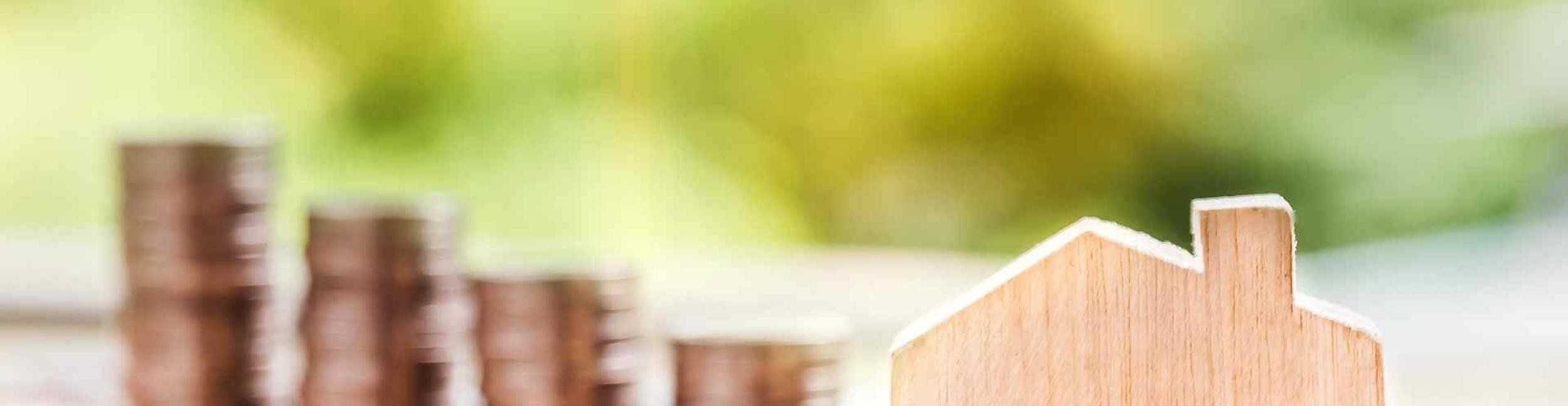 Foto: Nattanan Kanchanaprat - Pixabay Münzstapel mit Haus im Vordergrund