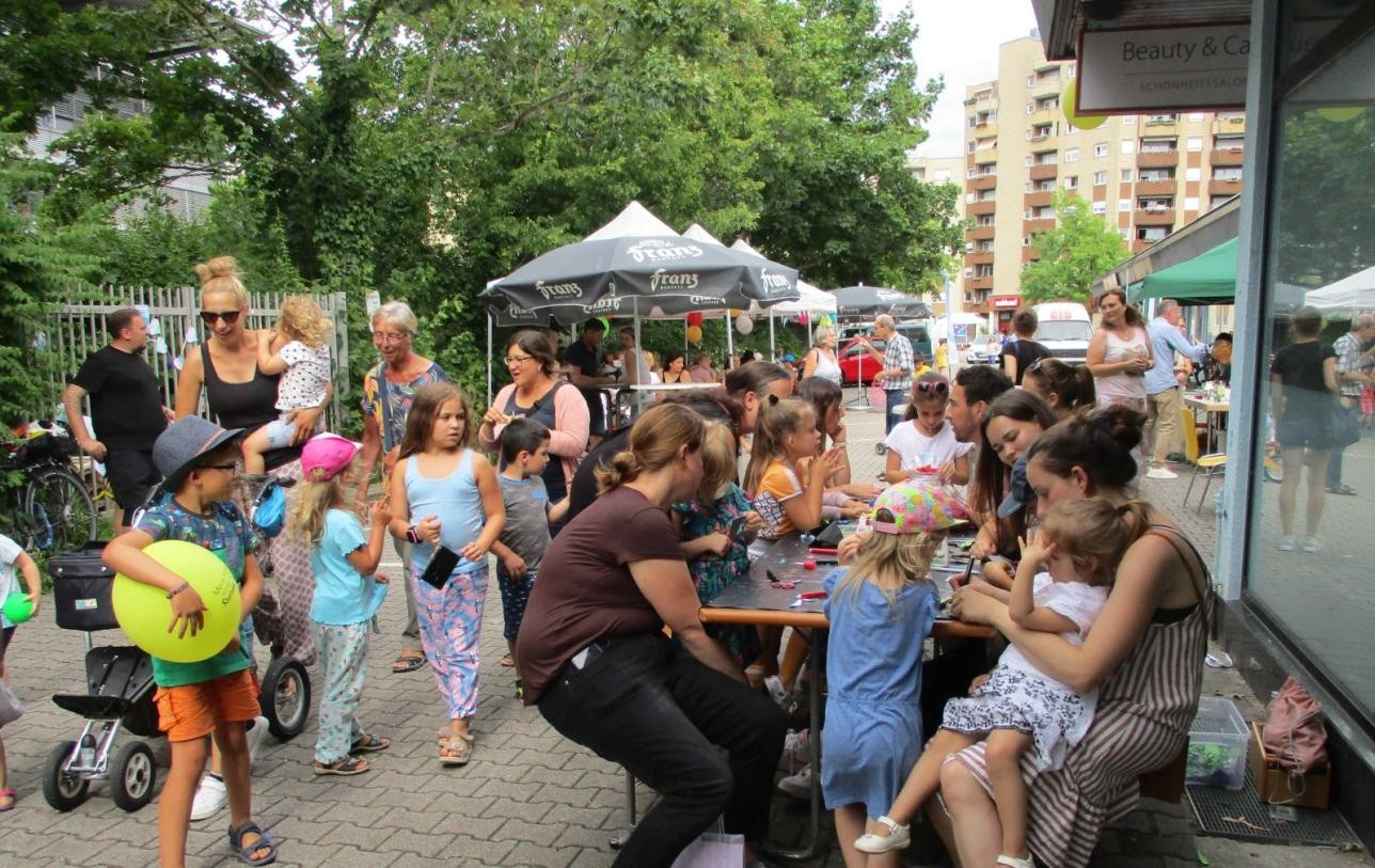 Des gens à la fête du quartier Rheinau-Nord