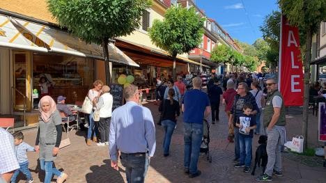 Poststraße in Rastatt mit Menschen beim Bummeln