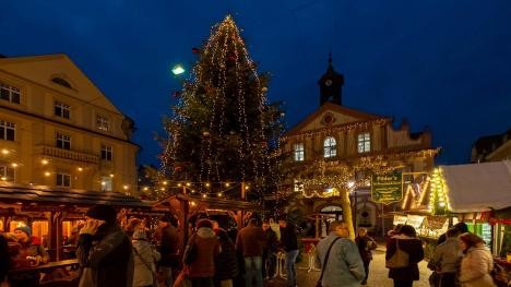 Marché de Noël à Rastatt avec des stands et des gens