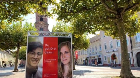 Aufgestelltes Plakat in Rastatt, Titel "Du gehörst dazu!" - Link zur Seite Zusammenleben in Vielfalt