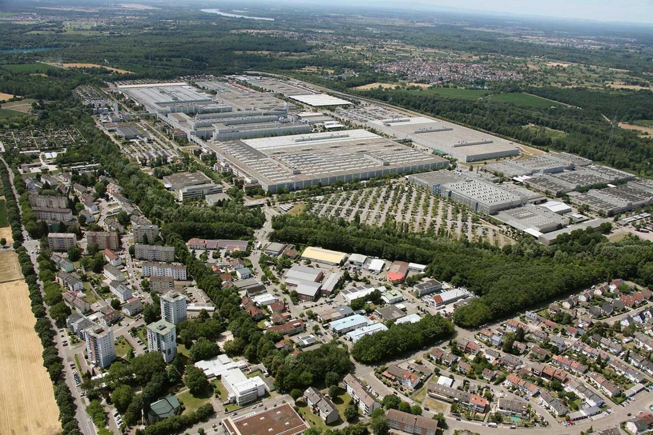 Vue aérienne de la zone industrielle de l'usine Mercedes Benz de Rastatt