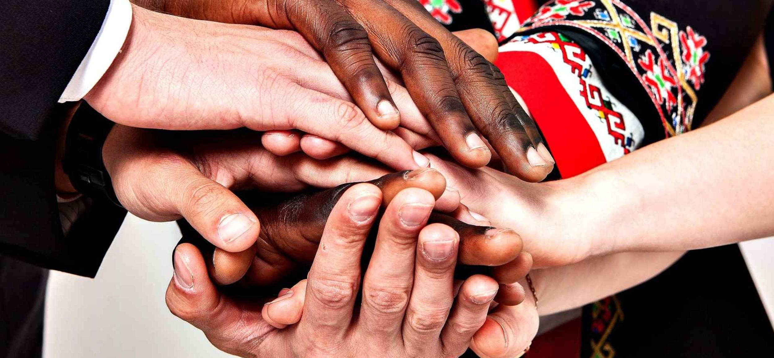Foto: Leejoann - Pixabay viele Hände von Menschen mit unterschiedlicher Herkunft zusammen