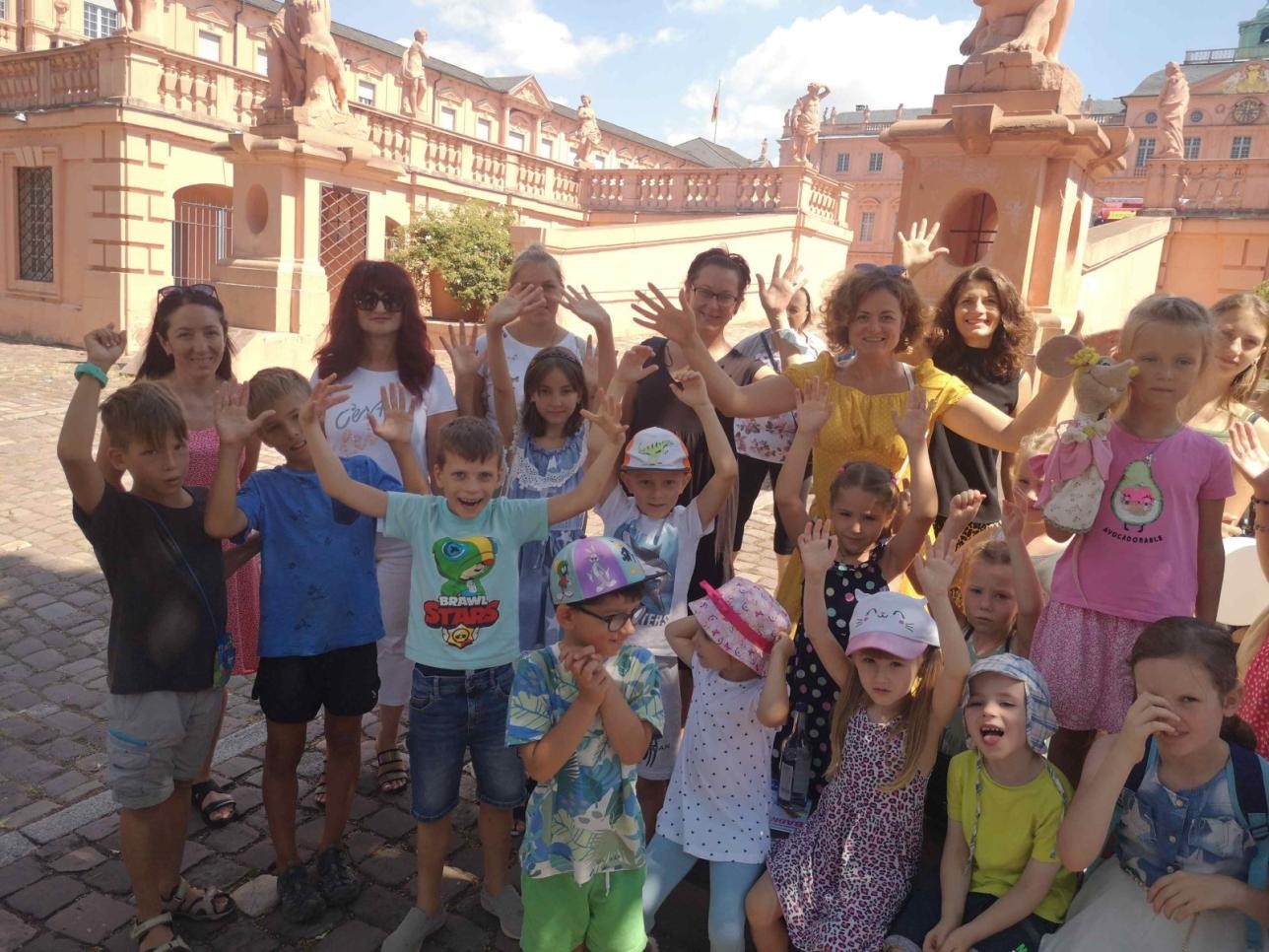 Enfants et accompagnateurs lors d'une visite guidée de la ville devant le château de Rastatt