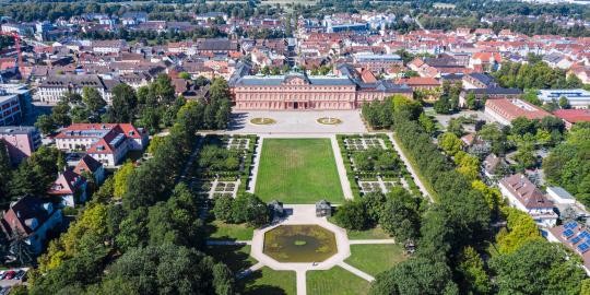 LGS_Luftaufnahme_Schloss Rückseite mit Garten komplett und Stadt_Foto Joachim Gerstner_2019