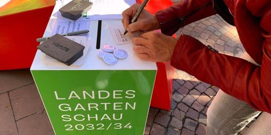 1_Landesgartenschau Rastatt_Verkaufsoffener Sonntag_Bierdeckek ausfüllen_Foto Stadt Rastatt_Isabelle Joyon_2019