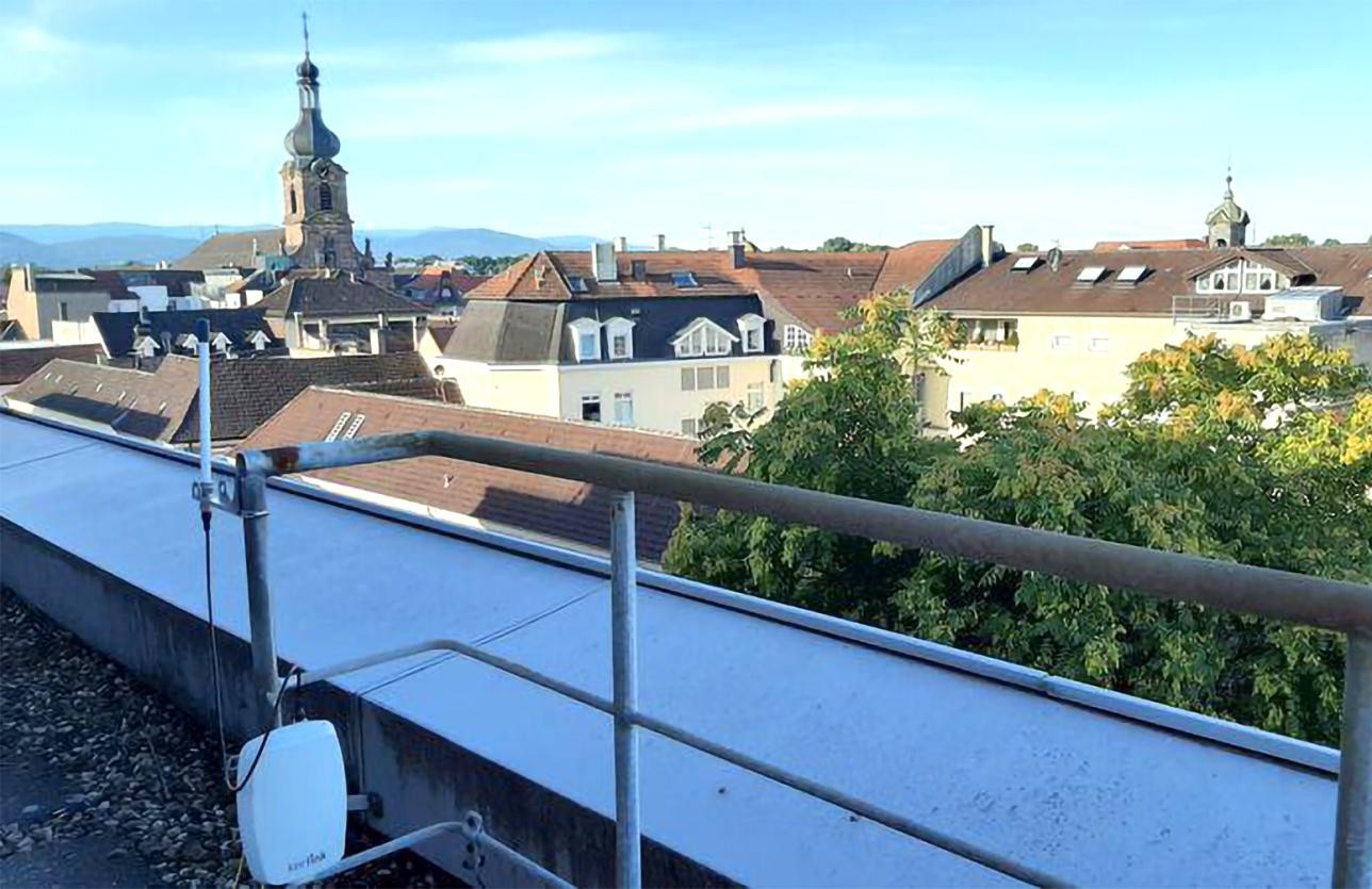 Antenne de capteurs sur un bâtiment municipal