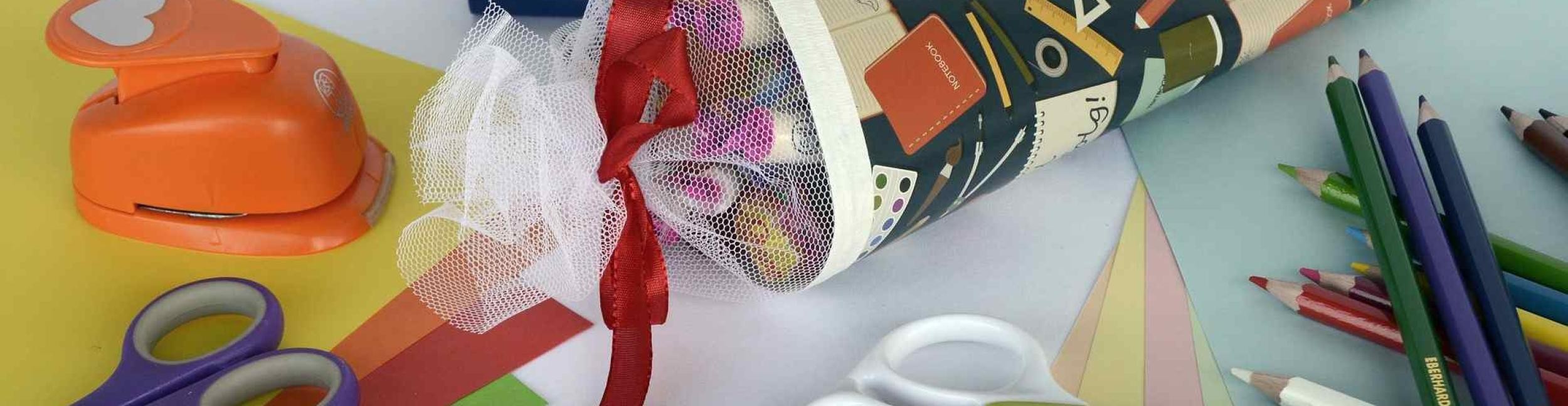 Schulanmeldung. Foto: annca - Pixabay Büromaterial auf dem Tisch