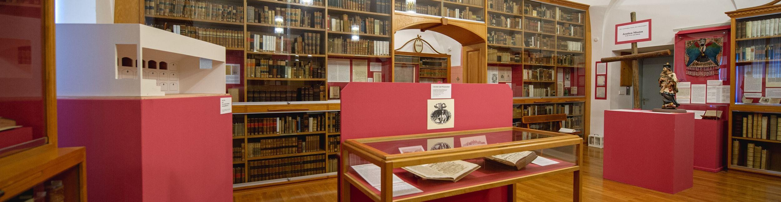 Historische Bibliothek Rastatt: Im Bibliotheksaal werden viele kostbare Bücher aufbewahrt, Foto: Oliver Hurst Historische Bibliothek Rastatt: Blick in den Bibliothekssaal