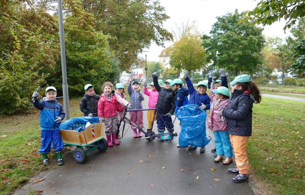 Voller Einsatz: Auch die Kleinsten helfen bei der Aktion "Saubere Stadt" mit. Foto: Stadt Rastatt Kindergartenkinder sammeln Müll ein