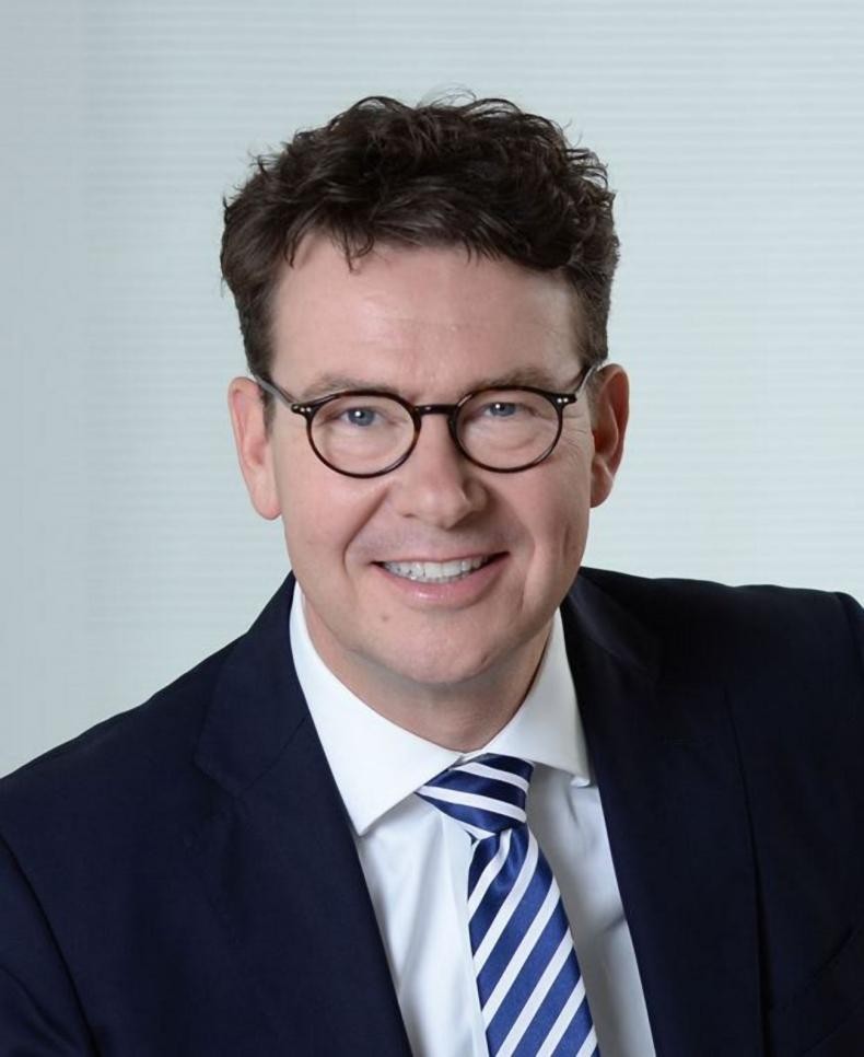 Portrait photo Dr. Alexander Pischon, Chairman of the Board of Management Verkehrsbetriebe Karlsruhe