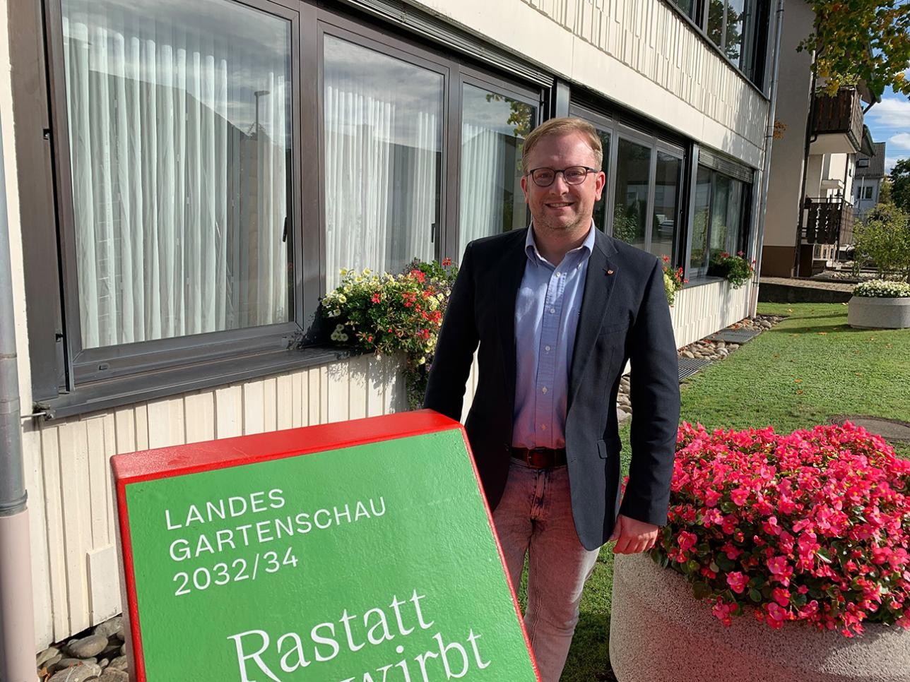 Le chef du village Thorsten Ackermann se tient devant la mairie de Rauental, près de la chaise longue de l'exposition horticole régionale