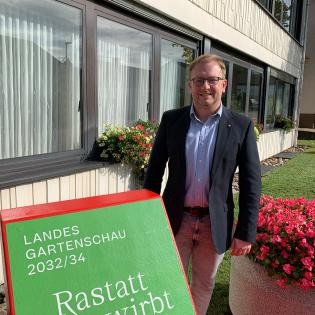 Thorsten Ackermann, chef de la localité, se tient devant la mairie de Rauental, près de la chaise longue de l'exposition horticole régionale