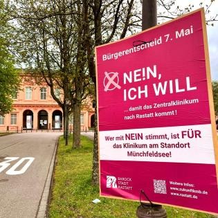Plakat zur Kampagne Nein, ich will hängt an einem Ampelmast vor dem Schloss in Rastatt