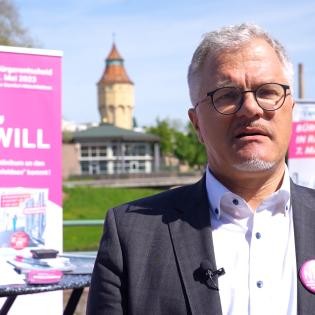 Porträtfoto von OB Pütsch im Murgpark in Rastatt