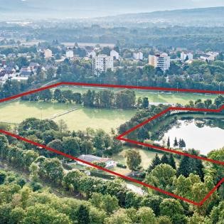 Vue aérienne du site proposé "Am Münchfeldsee" pour la construction de la nouvelle clinique centrale