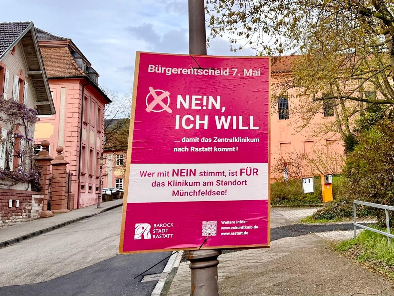 Affiche de la campagne du "non" de la ville de Rastatt pour le référendum du 7 mai, accrochée à un lampadaire à Rastatt
