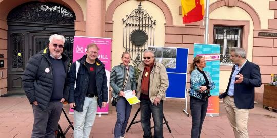 Gruppenbild beim Infostand 8. April_Foto Stadt Rastatt