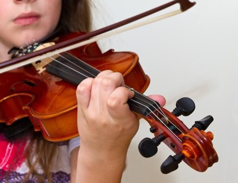 Mädchen, das Geige spielt