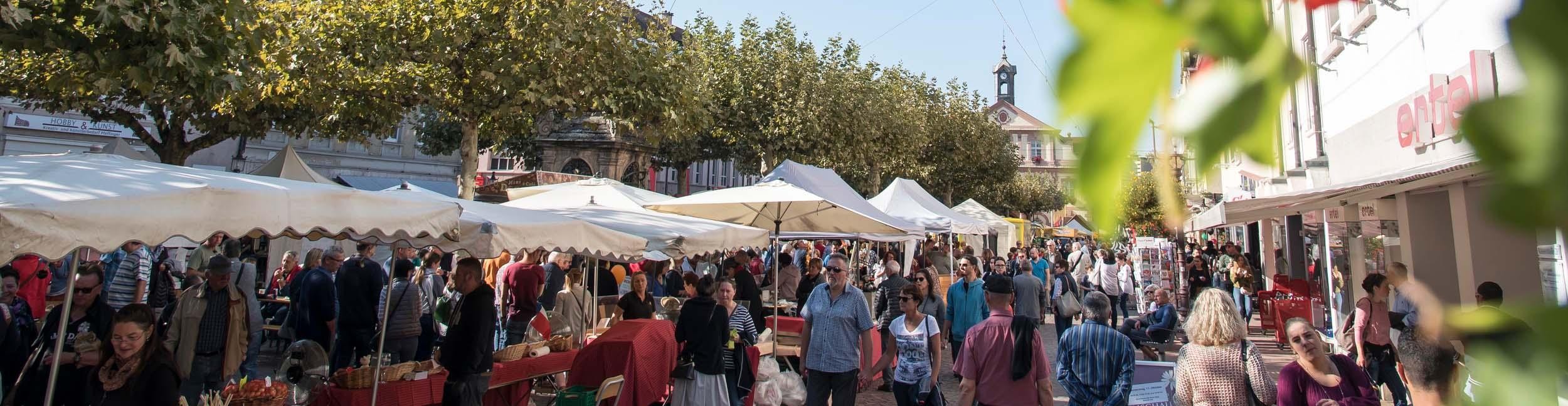 Bauernmarkt beim verkaufsoffenen Sonntag im Herbst in Rastatt. Foto: Stadt Rastatt Bauernmarkt beim verkaufsoffenen Sonntag im Herbst in Rastatt
