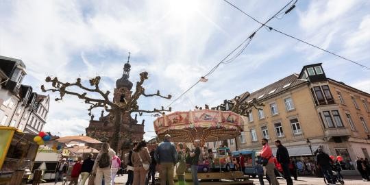 Stände und Menschen beim Verkaufsoffenen Sonntag in Rastatt auf dem Marktplatz