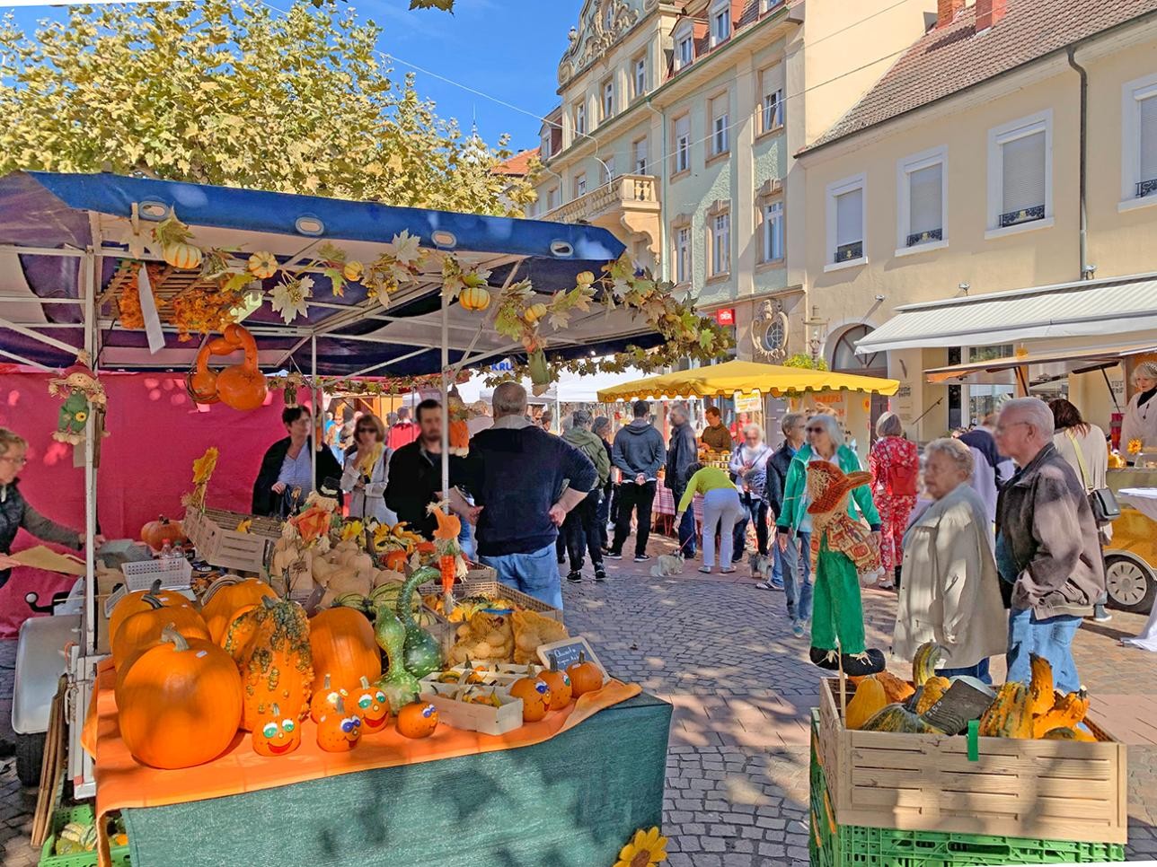 Stand mit Kürbissen verkaufsoffenen Sonntag im Herbst in Rastatt