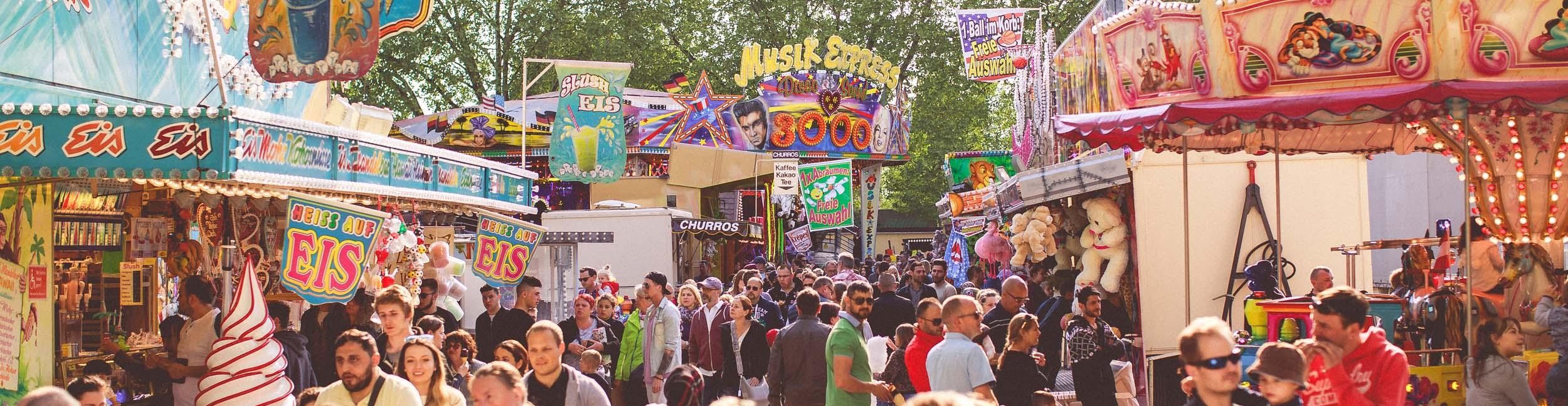 Buntes Treiben beim Jahrmarkt auf dem Festplatz in Rastatt. Foto: Paul Gärtner Buntes Treiben beim Jahrmarkt auf dem Festplatz in Rastatt